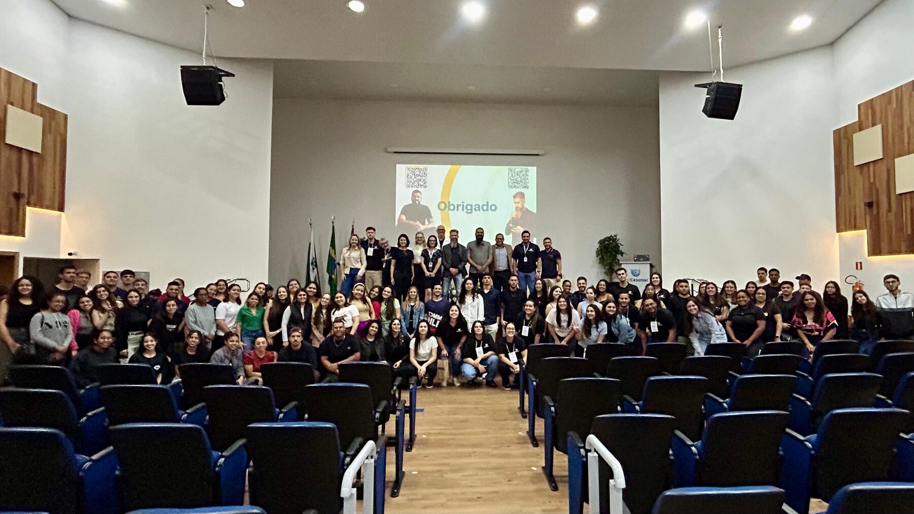 Fernando Macohin com participantes da Semana Acadêmica da UniCesumar